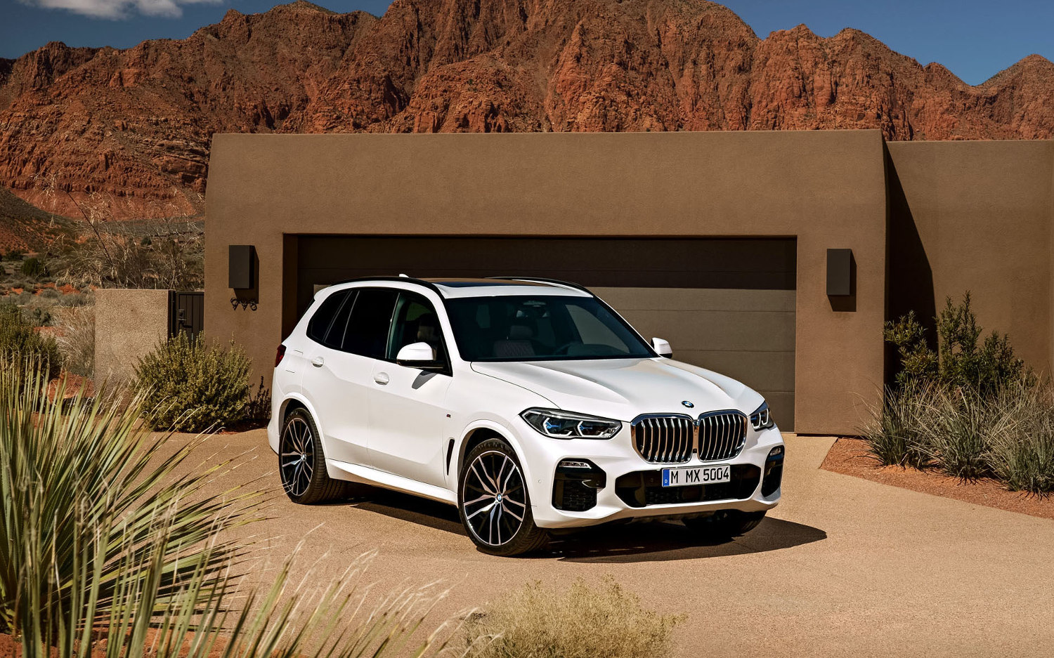 Comparison BMW X5 xDrive50i 2019 vs GMC Yukon Denali 2017 SUV Drive